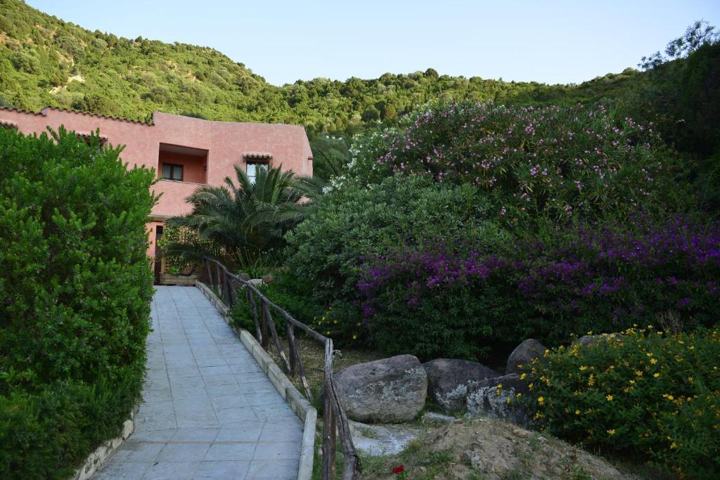 Sosventos Village Hotel Теулада Экстерьер фото