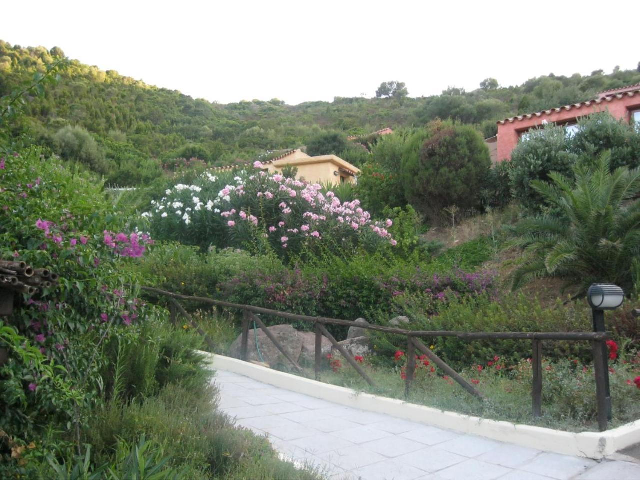 Sosventos Village Hotel Теулада Экстерьер фото